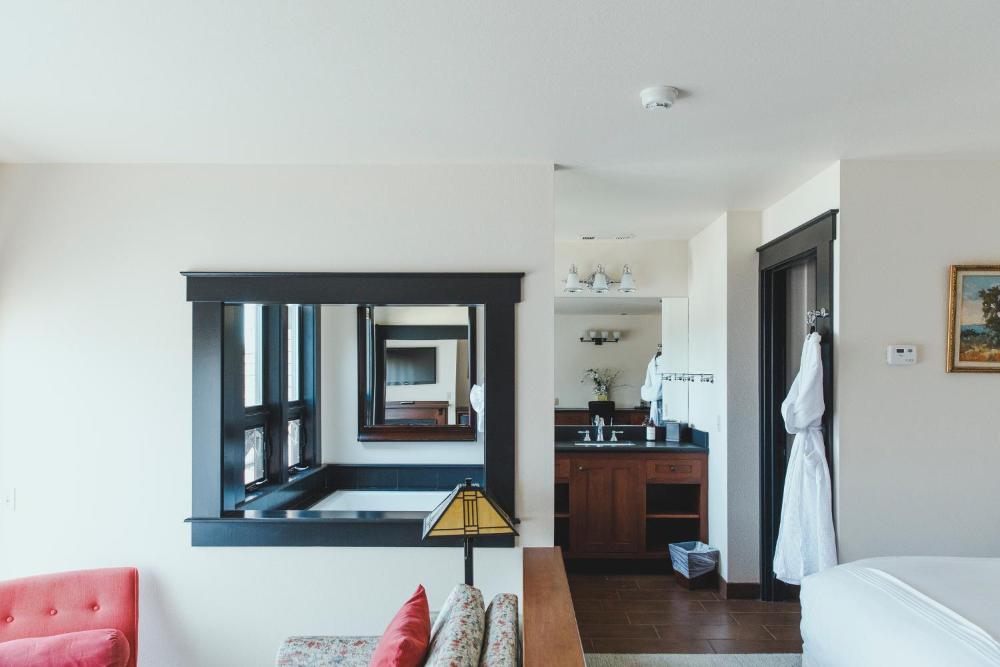 Deluxe Queen Room interior